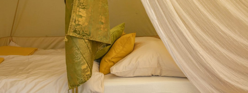 steigerwald franken into the green eco resort glamping zelte yoga retreat urlaub in der natur biologischer gemueseanbau tiere nachhaltiger tourismus innenaufnahme bett