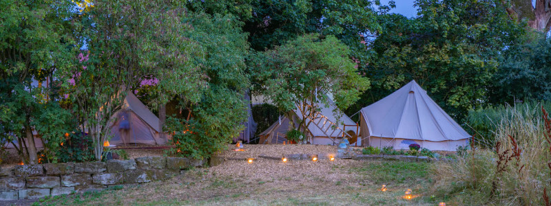 steigerwald franken into the green eco resort glamping zelte yoga retreat urlaub in der natur biologischer gemueseanbau tiere nachhaltiger tourismus glampingzelte bei Sonnenuntergang