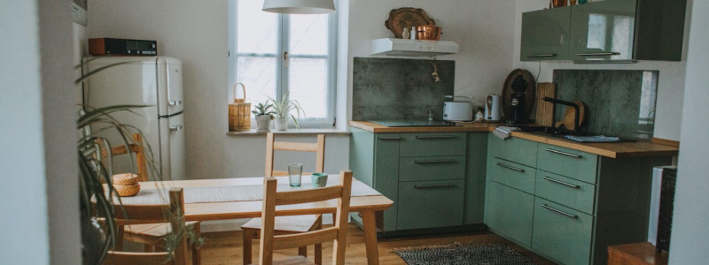 steigerwald franken into the green eco resort glamping zelte yoga retreat urlaub in der natur biologischer gemueseanbau tiere nachhaltiger tourismus appartment kuechentisch holzstuehle nachhaltige materialien