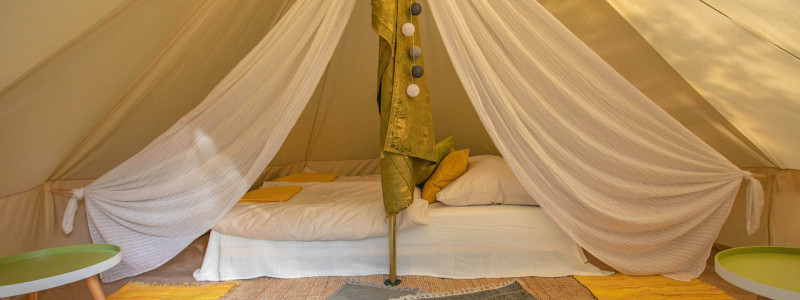 steigerwald franken into the green eco resort glamping zelte yoga retreat urlaub in der natur biologischer gemueseanbau tiere nachhaltiger tourismus innenaufnahme zelt mit bett und tischen