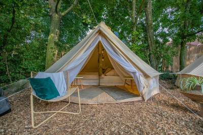 steigerwald franken into the green eco resort glamping zelte yoga retreat urlaub in der natur biologischer gemueseanbau tiere nachhaltiger tourismus sessel vor dem zelt