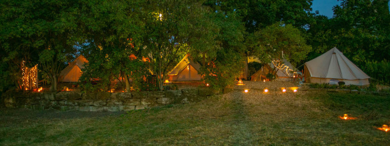 steigerwald franken into the green eco resort glamping zelte yoga retreat urlaub in der natur biologischer gemueseanbau tiere nachhaltiger tourismus glampingzelte bei nacht