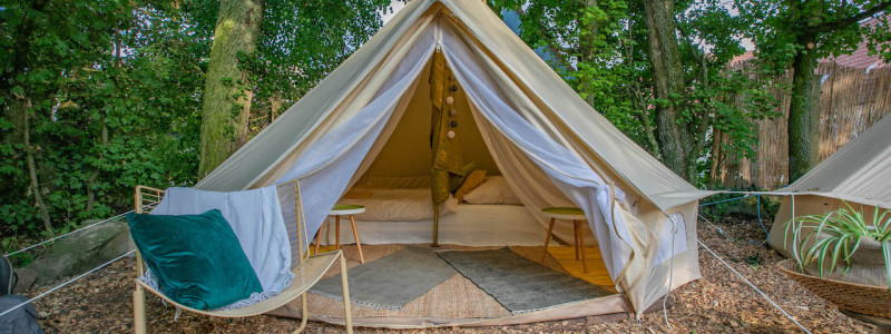 steigerwald franken into the green eco resort glamping zelte yoga retreat urlaub in der natur biologischer gemueseanbau tiere nachhaltiger tourismus sessel vor dem zelt