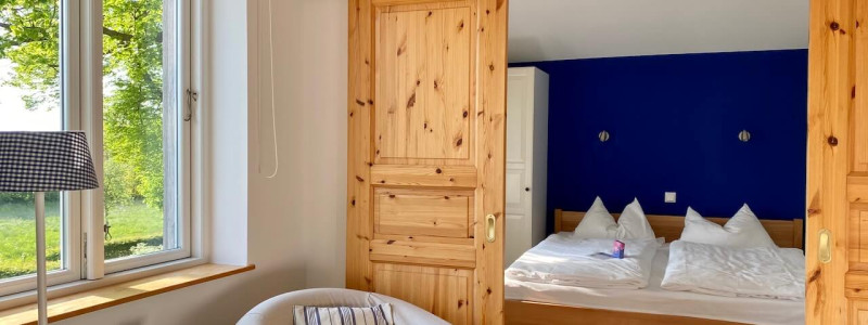 janbecks fairhaus gelting ostsee klimapostives nachhaltige hotel schleswig holstein flensburger foerde nachhaltiges autarkie kreislaeufe gutes essen saisonalitaet regionalitaet lokale produzenten blaues schlafzimmer