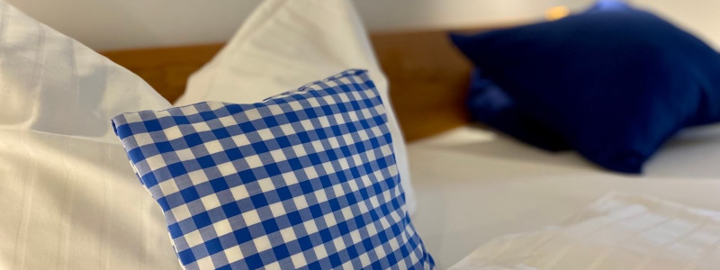 janbecks fairhaus gelting ostsee klimapostives nachhaltige hotel schleswig holstein flensburger foerde nachhaltiges autarkie kreislaeufe gutes essen saisonalitaet regionalitaet lokale produzenten bett kopfende