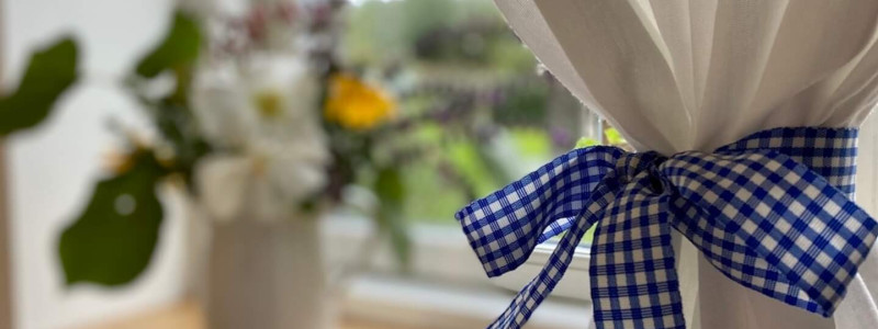 janbecks fairhaus gelting ostsee klimapostives nachhaltige hotel schleswig holstein flensburger foerde nachhaltiges autarkie kreislaeufe gutes essen saisonalitaet regionalitaet lokale produzenten detail zimmer sued fensterbank blumen