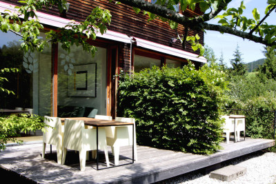 jotvier jungholz ferienwohnung allgäu urlaub in den bergen in der natur mit der familie mit hund nachhaltige bauweise heimische natürliche hölzer baumaterialien terrasse sommer beide fewos