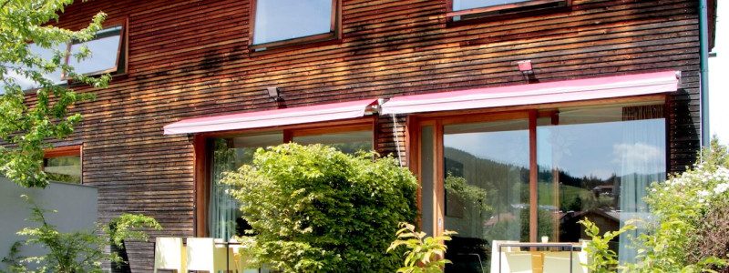 jotvier jungholz ferienwohnung allgäu urlaub in den bergen in der natur mit der familie mit hund nachhaltige bauweise heimische natürliche hölzer baumaterialien terrasse sommer