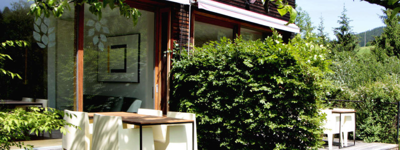 jotvier jungholz ferienwohnung allgäu urlaub in den bergen in der natur mit der familie mit hund nachhaltige bauweise heimische natürliche hölzer baumaterialien terrasse sommer beide fewos