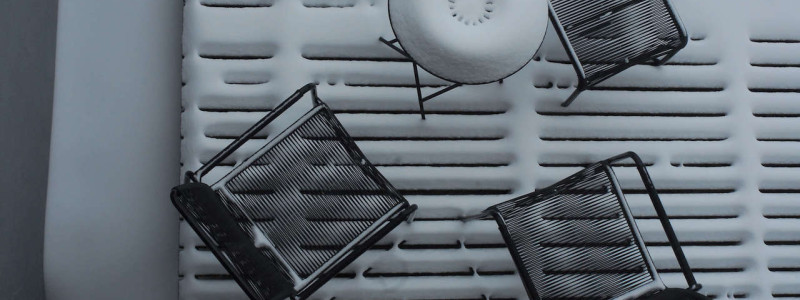 jotvier jungholz ferienwohnung allgäu urlaub in den bergen in der natur mit der familie mit hund nachhaltige bauweise heimische natürliche hölzer baumaterialien terrasse winter von oben