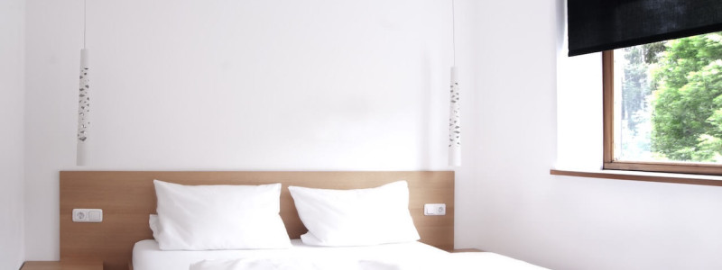 jotvier jungholz ferienwohnung allgäu urlaub in den bergen in der natur mit der familie mit hund nachhaltige bauweise heimische natürliche hölzer baumaterialien schlafzimmer doppelbett