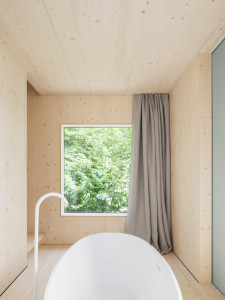 kleine bleibe westerwald urlaubsarchitektur urlaub in der natur im grünen ferienhaeuser für zwei und vier personen oekologische bauweise nachhaltige und natuerliche ressourcen badewanne gipfelglueck