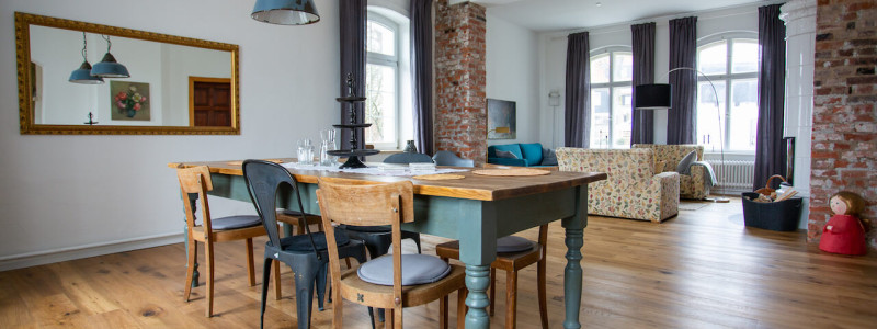 koenigliche oberfoersterei sankt andreasberg kofa 1895 ferienapartments oberharz berge in der natur mit kindern gruppe grossfamilie nachhaltiger tourismus klimafreundlich wohngesund seminare apartment no. 1 erdgeschoss esstisch
