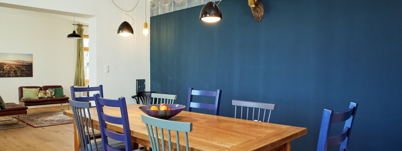 koenigliche oberfoersterei sankt andreasberg kofa 1895 ferienapartments oberharz berge in der natur mit kindern gruppe grossfamilie nachhaltiger tourismus klimafreundlich wohngesund seminare apartment no. 2 essbereich tisch