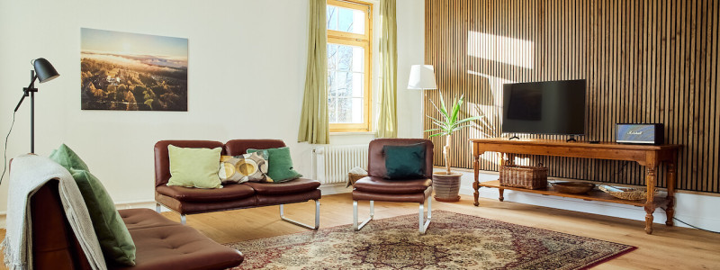 koenigliche oberfoersterei sankt andreasberg kofa 1895 ferienapartments oberharz berge in der natur mit kindern gruppe grossfamilie nachhaltiger tourismus klimafreundlich wohngesund seminare apartment no. 2 obergeschoss wohnzimmer