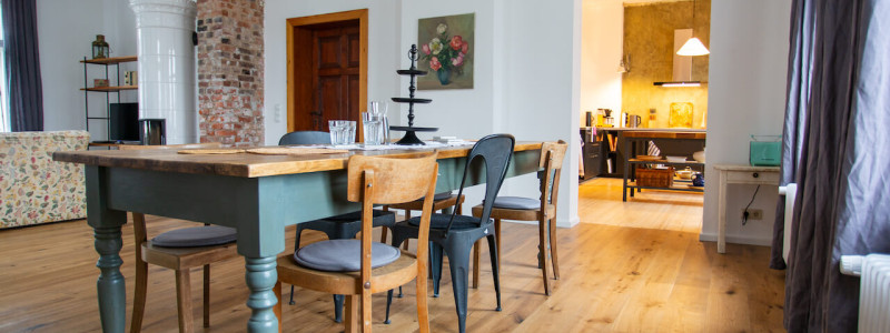 koenigliche oberfoersterei sankt andreasberg kofa 1895 ferienapartments oberharz berge in der natur mit kindern gruppe grossfamilie nachhaltiger tourismus klimafreundlich wohngesund seminare apartment no. 1 erdgeschoss esstisch