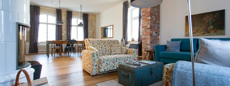 koenigliche oberfoersterei sankt andreasberg kofa 1895 ferienapartments oberharz berge in der natur mit kindern gruppe grossfamilie nachhaltiger tourismus klimafreundlich wohngesund seminare apartment no. 1 wohnzimmer