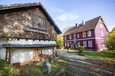 koenigliche oberfoersterei sankt andreasberg kofa 1895 ferienapartments oberharz berge in der natur mit kindern gruppe grossfamilie nachhaltiger tourismus klimafreundlich wohngesund seminare aussenansicht schneune haus