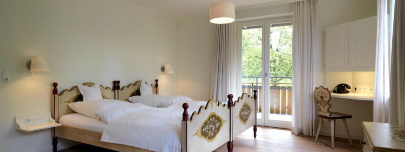 nachhaltige unterkuenfte in deutschland urlaub in der natur auf dem land am wasser ruhig kinder familie landhotel martinsmuehlen bodensee hinterland im gruenen allgaeu lindau bechtersweiler zimmer