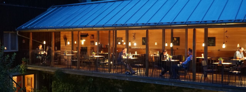 nachhaltige unterkuenfte in deutschland urlaub in der natur auf dem land am wasser ruhig kinder familie landhotel martinsmuehle galerie anbau holz