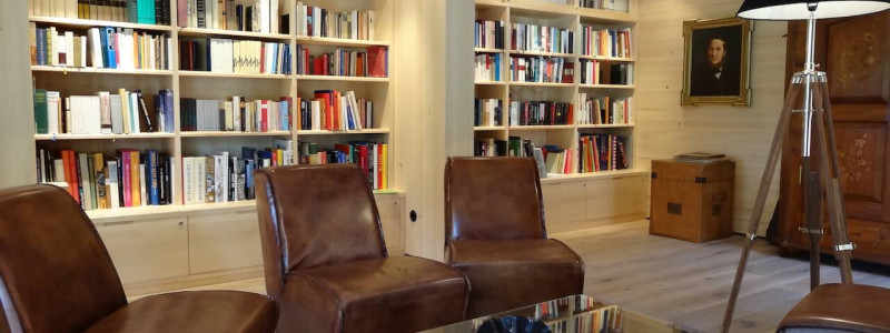 nachhaltige unterkuenfte in deutschland urlaub in der natur auf dem land am wasser ruhig kinder familie landhotel martinsmuehle bibliothek