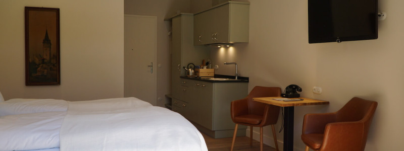 nachhaltige unterkuenfte in deutschland urlaub in der natur auf dem land am wasser ruhig kinder familie landhotel martinsmuehlen bodensee hinterland im gruenen allgaeu lindau bechtersweiler stadel apartment bett schlafzimmer kitchenette sitzplatz