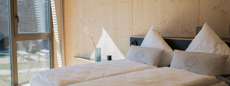 neugrad ferienhaeuser eifel naturnah ruhig nachhaltige bauweise urlaubsarchitektur holzhaeuser aussergewoehnliche architektur urlaub im gruenen auszeit zeit lassen leben spueren neu denken bett im zwei personen haus