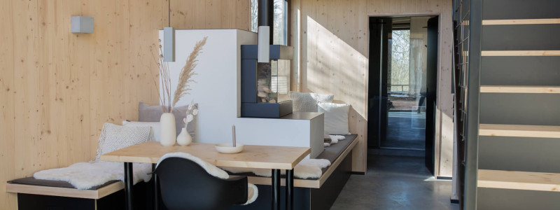 neugrad ferienhaeuser eifel naturnah ruhig nachhaltige bauweise urlaubsarchitektur holzhaeuser aussergewoehnliche architektur urlaub im gruenen auszeit zeit lassen leben spueren neu denken wohnzimmer im vier personen haus