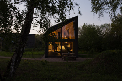 neugrad ferienhaeuser eifel naturnah ruhig nachhaltige bauweise urlaubsarchitektur holzhaeuser aussergewoehnliche architektur urlaub im gruenen auszeit zeit lassen leben spueren neu denken haus bei nacht