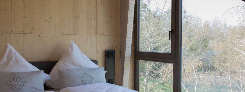 neugrad ferienhaeuser eifel naturnah ruhig nachhaltige bauweise urlaubsarchitektur holzhaeuser aussergewoehnliche architektur urlaub im gruenen auszeit zeit lassen leben spueren neu denken bett im vier personen haus obergesdchoss