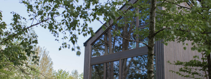 neugrad ferienhaeuser eifel naturnah ruhig nachhaltige bauweise urlaubsarchitektur holzhaeuser aussergewoehnliche architektur urlaub im gruenen auszeit zeit lassen leben spueren neu denken haus zwischen den baeumen