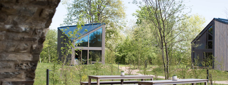 neugrad ferienhaeuser eifel naturnah ruhig nachhaltige bauweise urlaubsarchitektur holzhaeuser aussergewoehnliche architektur urlaub im gruenen auszeit zeit lassen leben spueren neu denken areal blick von den kasematten aus