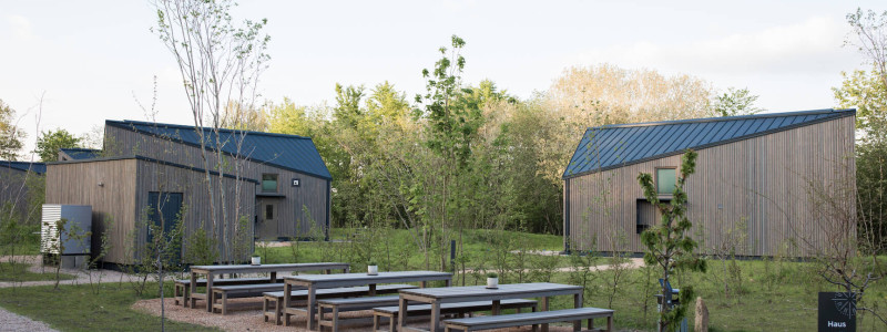 neugrad ferienhaeuser eifel naturnah ruhig nachhaltige bauweise urlaubsarchitektur holzhaeuser aussergewoehnliche architektur urlaub im gruenen auszeit zeit lassen leben spueren neu denken areal