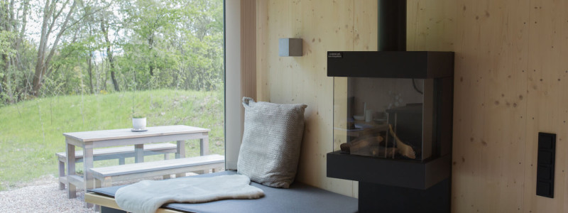 neugrad ferienhaeuser eifel naturnah ruhig nachhaltige bauweise urlaubsarchitektur holzhaeuser aussergewoehnliche architektur urlaub im gruenen auszeit zeit lassen leben spueren neu denken kamin im zwei personen haus