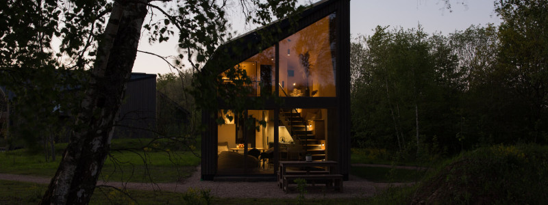 neugrad ferienhaeuser eifel naturnah ruhig nachhaltige bauweise urlaubsarchitektur holzhaeuser aussergewoehnliche architektur urlaub im gruenen auszeit zeit lassen leben spueren neu denken haus bei nacht