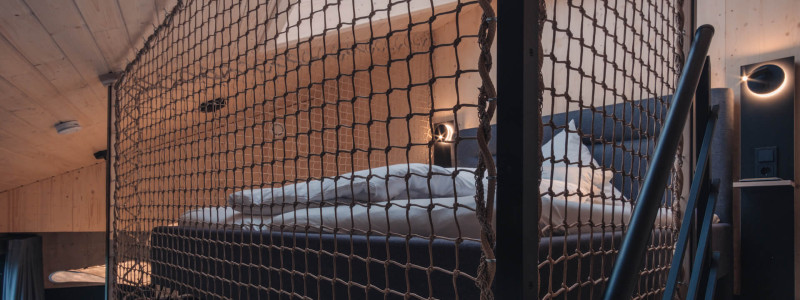 neugrad ferienhaeuser eifel naturnah ruhig nachhaltige bauweise urlaubsarchitektur holzhaeuser aussergewoehnliche architektur urlaub im gruenen auszeit zeit lassen leben spueren neu denken zwei-personen-cabin nature schlafbereich mit netz