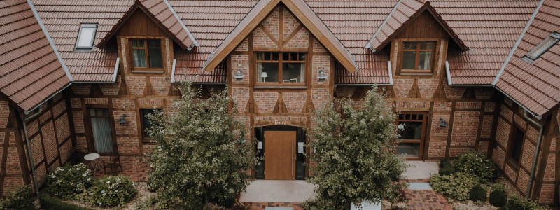 okelmann's hotel weserbergland niedersachsen entspannte achtsamkeit bewusster lifestyle yoga massage cafe restaurant regionale gesunde kueche vegan vegetartisch urlaub mit hund weserradweg aussenaufnahme hoteleingang