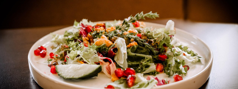 okelmann's hotel weserbergland niedersachsen entspannte achtsamkeit bewusster lifestyle yoga massage cafe restaurant regionale gesunde kueche vegan vegetartisch urlaub mit hund weserradweg gesundes essen teller