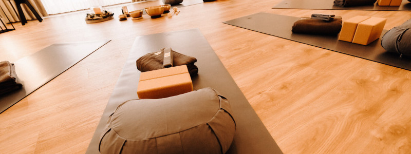 okelmann's hotel weserbergland niedersachsen entspannte achtsamkeit bewusster lifestyle yoga massage cafe restaurant regionale gesunde kueche vegan vegetartisch urlaub mit hund weserradweg yogaraum retreat