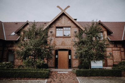 okelmann's hotel weserbergland niedersachsen entspannte achtsamkeit bewusster lifestyle yoga massage cafe restaurant regionale gesunde kueche vegan vegetartisch urlaub mit hund weserradweg aussenaufnahme hoteleingang