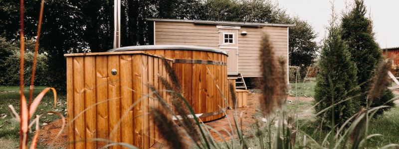 okelmann's hotel weserbergland niedersachsen entspannte achtsamkeit bewusster lifestyle yoga massage cafe restaurant regionale gesunde kueche vegan vegetartisch urlaub mit hund weserradweg hot pot sauna schaeferwagen