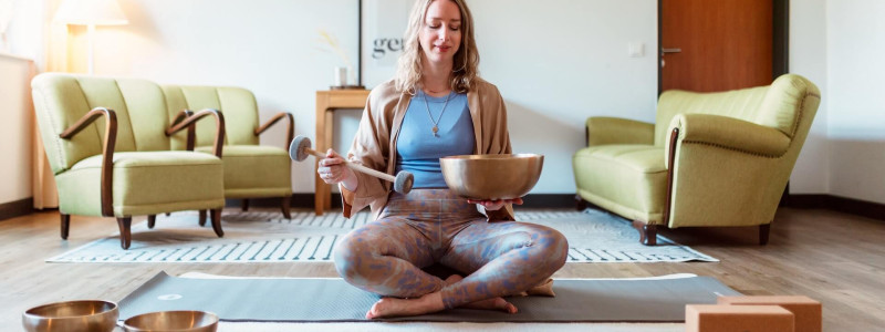 okelmann's hotel weserbergland niedersachsen entspannte achtsamkeit bewusster lifestyle yoga massage cafe restaurant regionale gesunde kueche vegan vegetartisch urlaub mit hund weserradweg klangschalentherapie mit maren