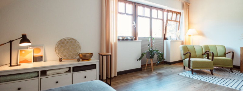 okelmann's hotel weserbergland niedersachsen entspannte achtsamkeit bewusster lifestyle yoga massage cafe restaurant regionale gesunde kueche vegan vegetartisch urlaub mit hund weserradweg behandlungsraum