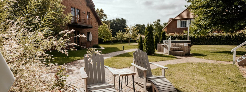 okelmann's hotel weserbergland niedersachsen entspannte achtsamkeit bewusster lifestyle yoga massage cafe restaurant regionale gesunde kueche vegan vegetartisch urlaub mit hund weserradweg sonnestuehle im garten