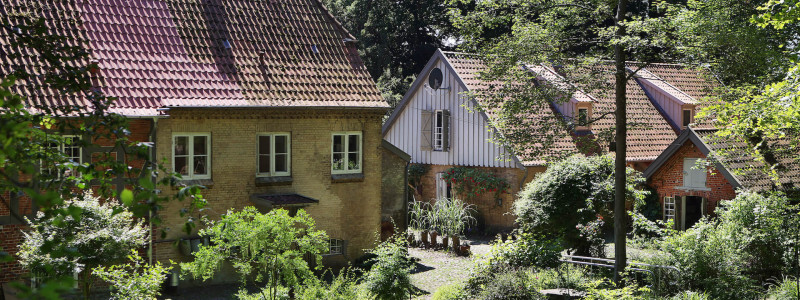 ort der zeit stentenmuehle schleswig holstein ferienwohnungen urlaub am wasser im gruenen in der natur mit hunden zwischen zwei meeren wasserkraftwerk muehlenhaus alter pferdestall rueckansicht
