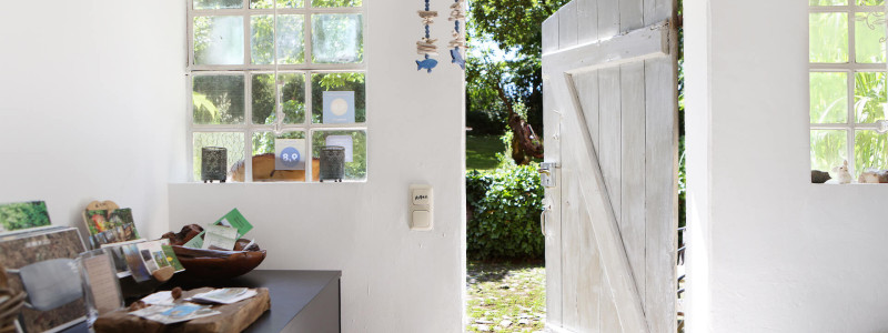 ort der zeit stentenmuehle schleswig holstein ferienwohnungen urlaub am wasser im gruenen in der natur mit hunden zwischen zwei meeren wasserkraftwerk eingangsbereich alter pferdestall