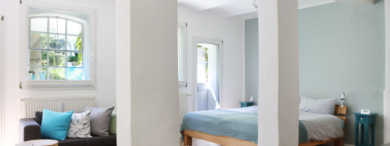 ort der zeit stentenmuehle schleswig holstein ferienwohnungen urlaub am wasser im gruenen in der natur mit hunden zwischen zwei meeren wasserkraftwerk ergeschoss wohnung bett