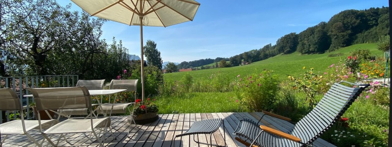 nachhaltige unterkunft paradies samerberg ferienhaus gaestehaus ferienwohnung guest house niedrigenergiehaus oekologisches haus passivhaus photovoltaik urlaub in der natur im gruenen in bayern in den bergen bienenfreundlicher garten sonnenterrasse