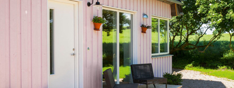 rosa haus ferienwohnung waabs halbinsel schwansen ostsee schleswig-holstein kappeln gluecksburg flensburg eckernfoerde urlaub im gruenen in der natur ruhe oekologisch sanierter haus wohngesundheit wildblumenwiese huehnerhaltung oekologische bienenhaltung ansicht veranda