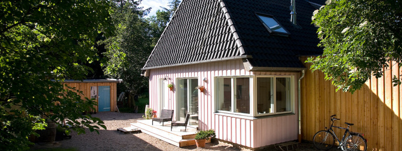 rosa haus ferienwohnung waabs halbinsel schwansen ostsee schleswig-holstein kappeln gluecksburg flensburg eckernfoerde urlaub im gruenen in der natur ruhe oekologisch sanierter haus wohngesundheit wildblumenwiese huehnerhaltung oekologische bienenhaltung veranda